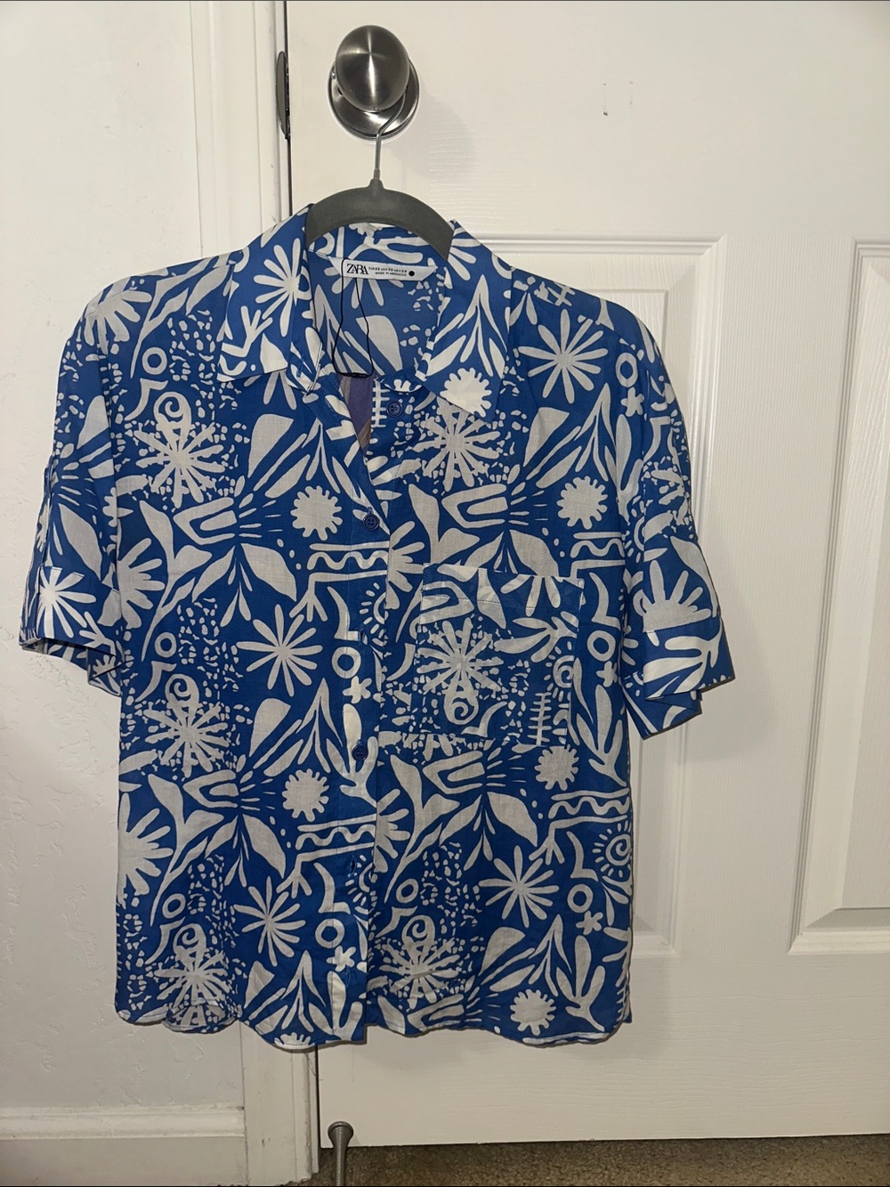 Zara Blue and White Abstract Floral Short Sleeve Button-Down Shirt
